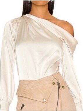 Heartloon long sleeve open shoulder top.